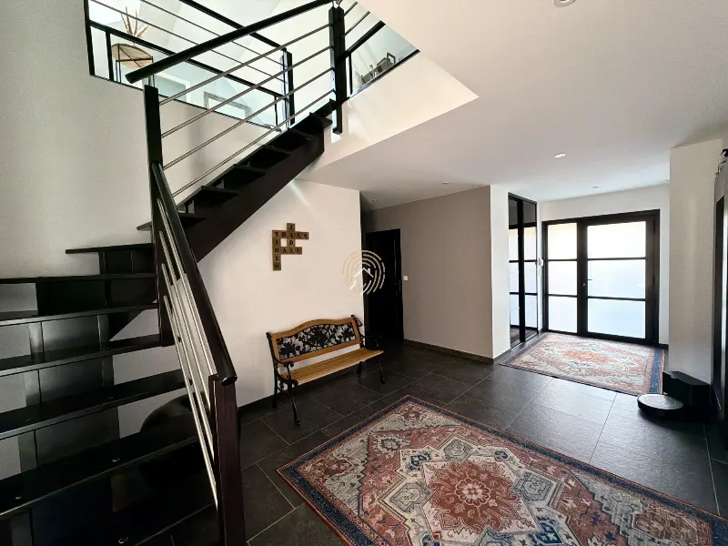 ENSEMBLE IMMOBILIER DE 430 M² AVEC BUREAUX, DÉPENDANCES ET STATIONNEMENTS — photo 10
