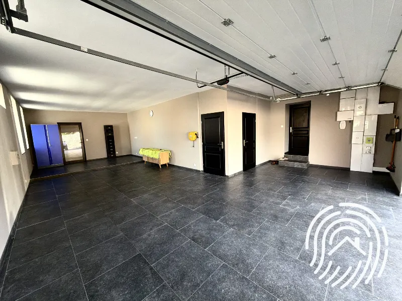 ENSEMBLE IMMOBILIER DE 430 M² AVEC BUREAUX, DÉPENDANCES ET STATIONNEMENTS