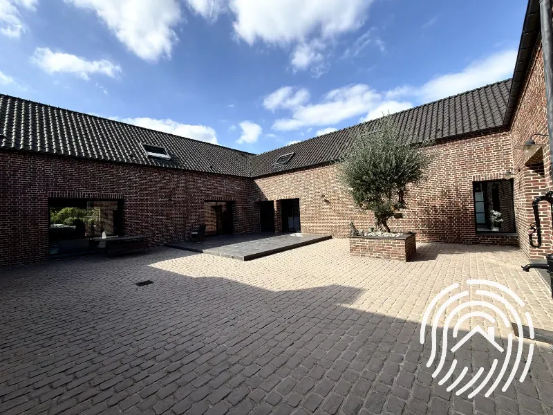 Ensemble immobilier de 430 m² avec bureaux, dépendances et stationnements — photo 2