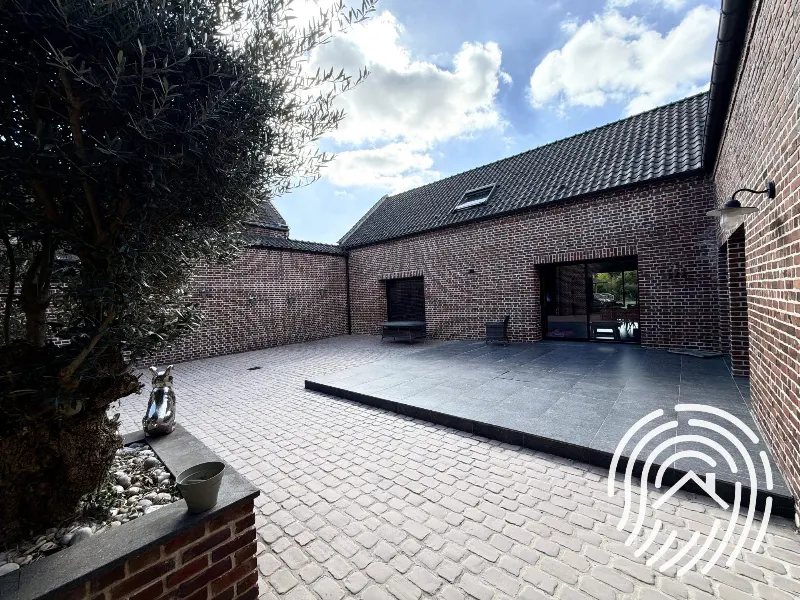 Ensemble immobilier de 430 m² avec bureaux, dépendances et stationnements — photo 9