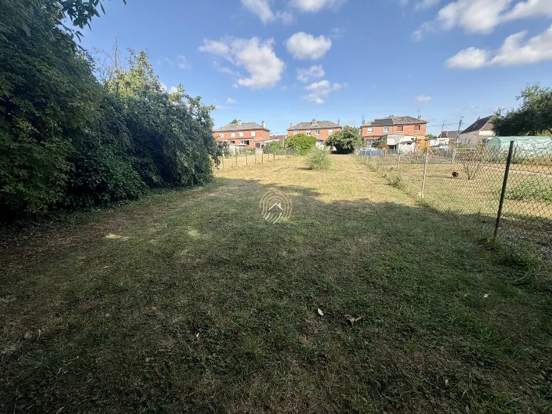Maison semi-individuelle entièrement rénovée – 3 chambres – Jardin de 500 m² – Secteur calme