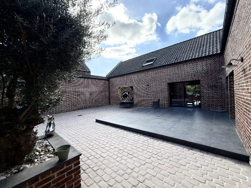 ENSEMBLE IMMOBILIER DE 430 M² AVEC BUREAUX, DÉPENDANCES ET STATIONNEMENTS — photo 9