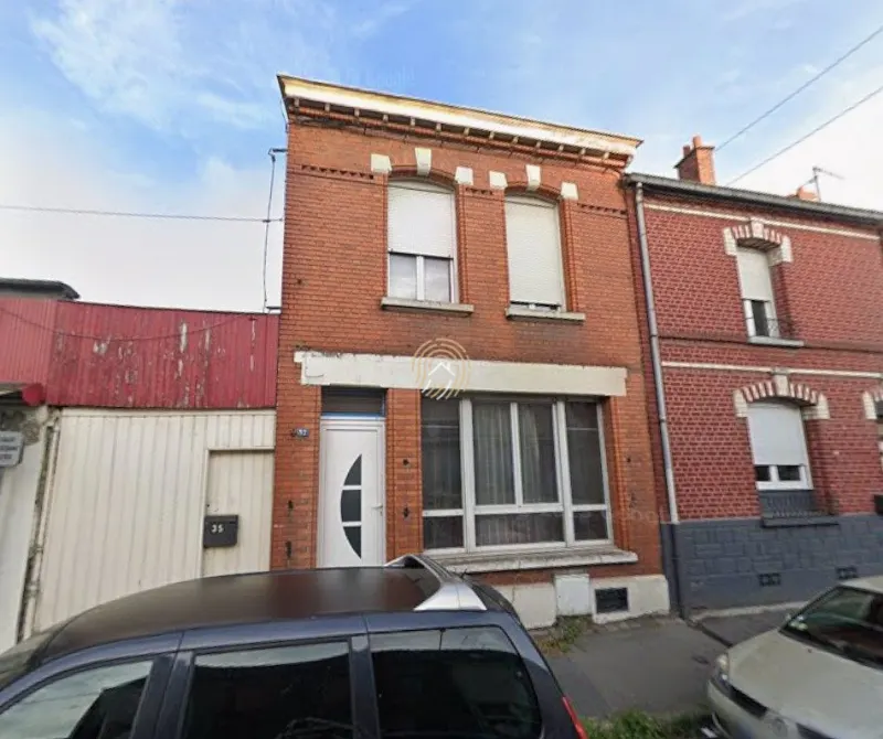 À louer – Maison de ville entièrement rénovée avec jardin et garage