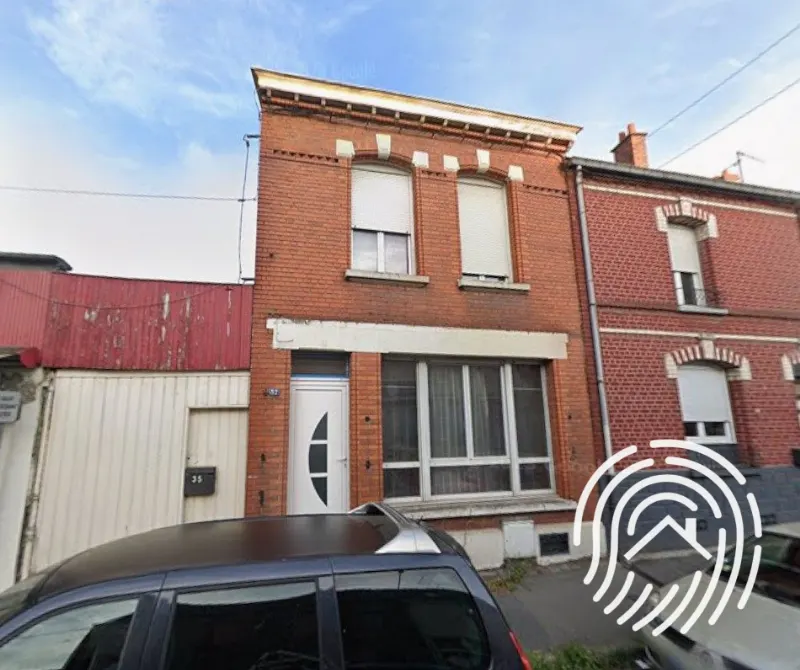 À louer – Maison de ville entièrement rénovée avec jardin et garage