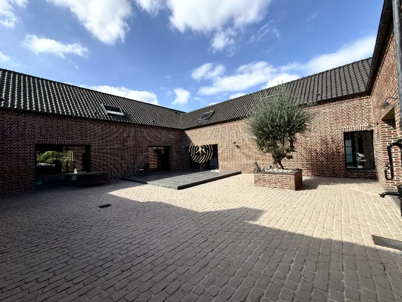 ENSEMBLE IMMOBILIER DE 430 M² AVEC BUREAUX, DÉPENDANCES ET STATIONNEMENTS — photo 2