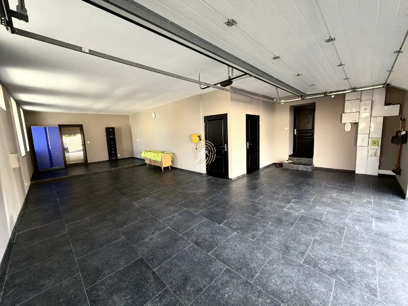 ENSEMBLE IMMOBILIER DE 430 M² AVEC BUREAUX, DÉPENDANCES ET STATIONNEMENTS