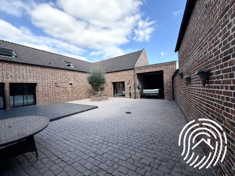 Ensemble immobilier de 430 m² avec bureaux, dépendances et stationnements — photo 8